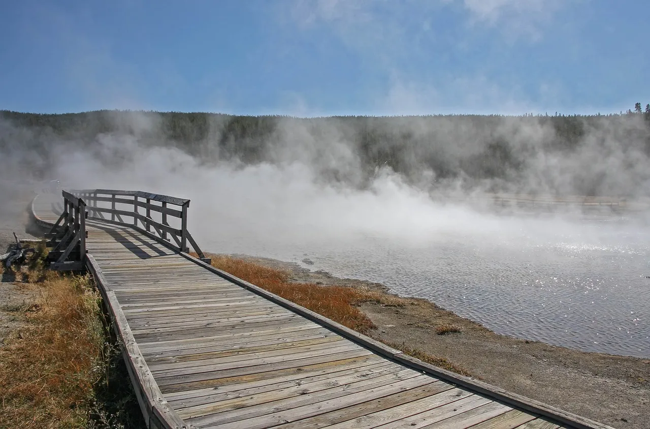 English: Yellowstone Lake from Two Ocean Plate... English: Yellowstone Lake from Two Ocean Plate...